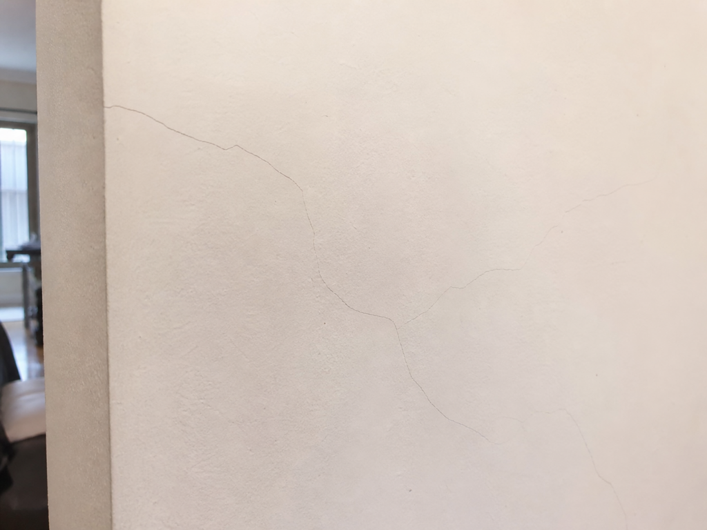 Retak Rambut pada Plesteran Dinding? Ini Penyebab dan Cara Mengatasinya