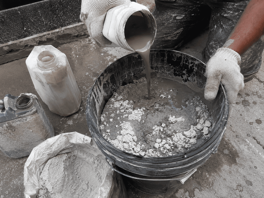 Mencampur Waterproofing Dua Komponen dengan perasaan