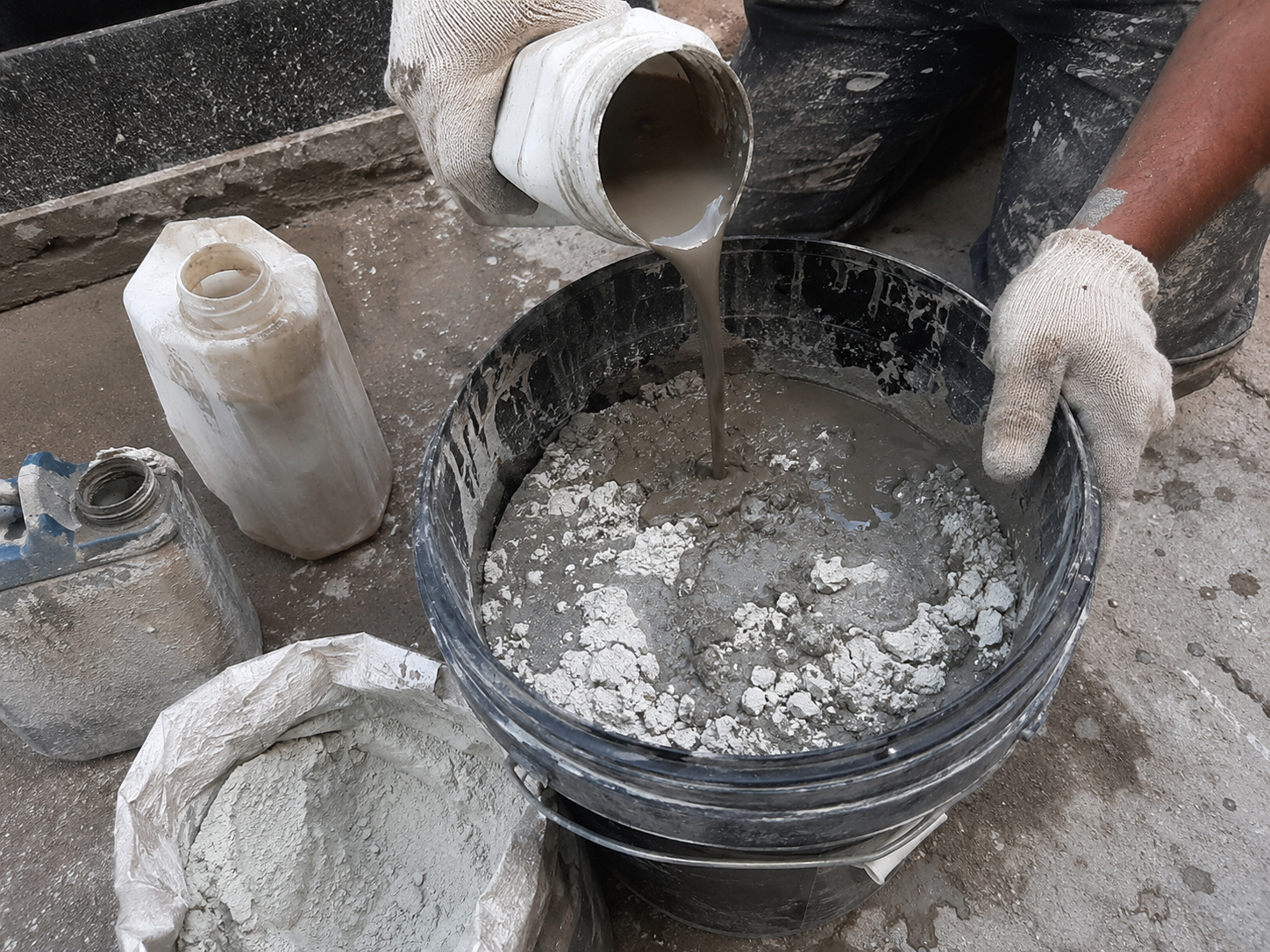 Mencampur Waterproofing Dua Komponen dengan “Pakai Perasaan”