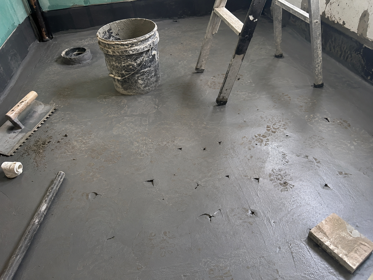 Tidak Melindungi Lapisan Waterproofing dari Kerusakan Fisik